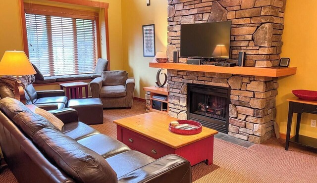 3 Bedrooms Plus Loft & Den. Sleeps 10 Adults