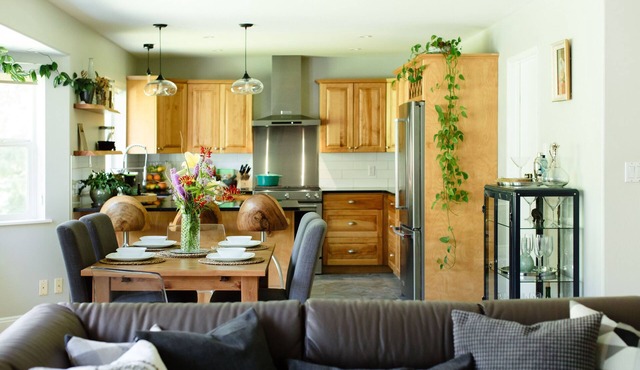 3 BR 2 bath w/HOT TUB on private mountain view balcony & AC.