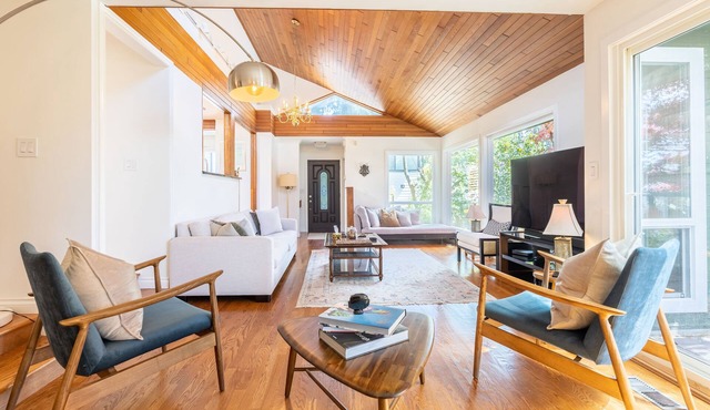3 BR house in a true craftsman home in North Vancouver With DT View.