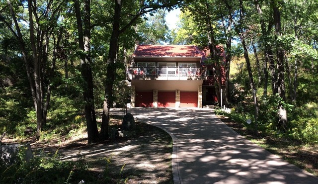 3 levels w/9 comfy beds. Steps from Pinery Park, ideal for large groups