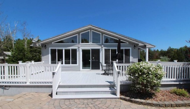 3 min WALK to sand beach & 4 water bodies. Central AC. 4 Fridges. Kid-friendly.