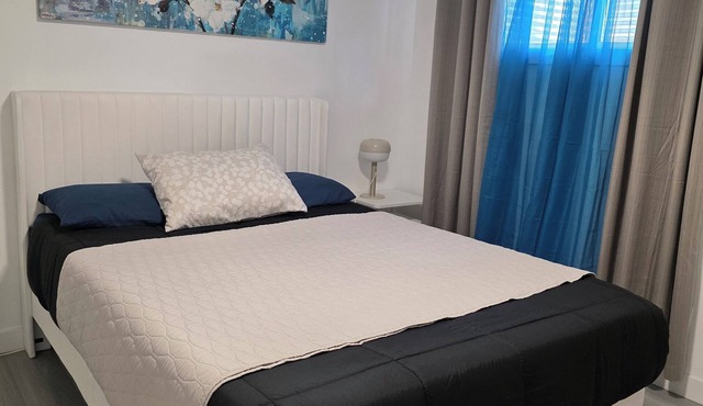 3 mins to Henday ,16 mins to WEM 1 cozy bedroom in a quite neighborhood. No Pets