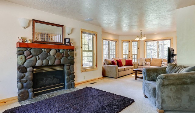 3 Mt Baker - Gorgeous! Hot Tub, SHARC passes, A/C, Game Table, Luxurious Linens in Sunriver