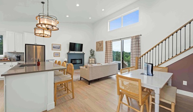 3-story home for 12 Near Ark w/Hot Tub & Parking! in Dry Ridge