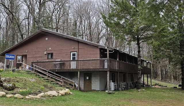 30 Guests Group Getaway House House near lake and lawn