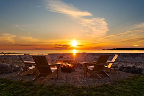 300ft Lake front - All Season, Hot tub, Steam bath