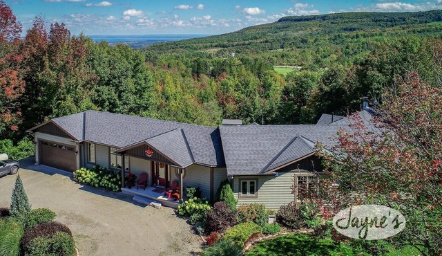 3bdrm 3bath chalet in The Blue Mountains. All Day Sun! Hot Tub! Games Room!