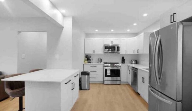 3BR Bungalow - North-Central Peterborough - Sleeps 8 - Modern Renovated Home