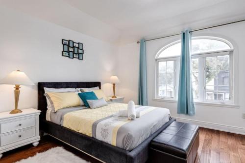 3BR Casa close to Woodbine Beach with deck area and WFH