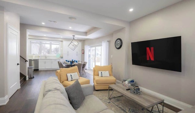 3BR Family Retreat | Games/parking/BBQ | Sleeps 8!