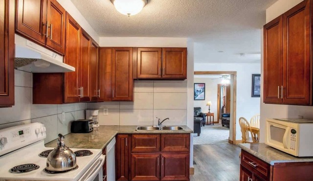 4 Bdrm Apartment, Walk to Village, Private Beach Access, BBQ, Petfriendly