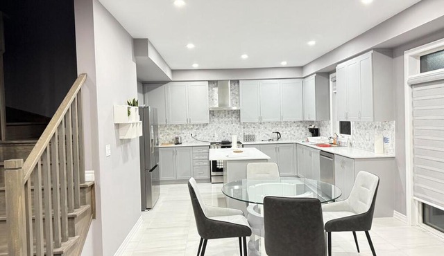 4-Bdrm Comfort with Fireplace mins from Downtown