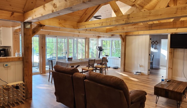 4 Bedroom, 2 Bath Lakefront new renovated cottage in Muskoka