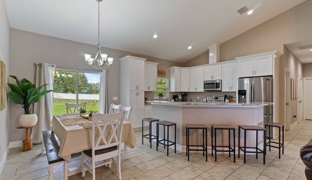 4-bedroom 2-bathroom charming house in Ocala with AC, WiFi. Enjoy your stay in Ocala