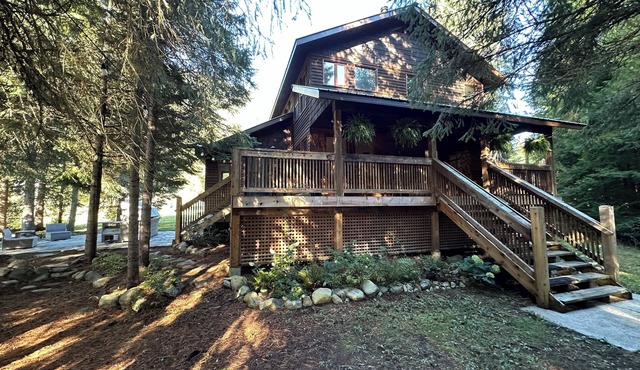 4-Bedroom Farmhouse with Mountain Views 20 Minutes Away from Nelson, BC