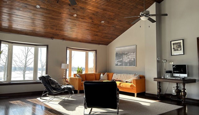 4 Bedroom Home with INDOOR Hot Tub and Pool in Wine country-Niagara Benchlands!