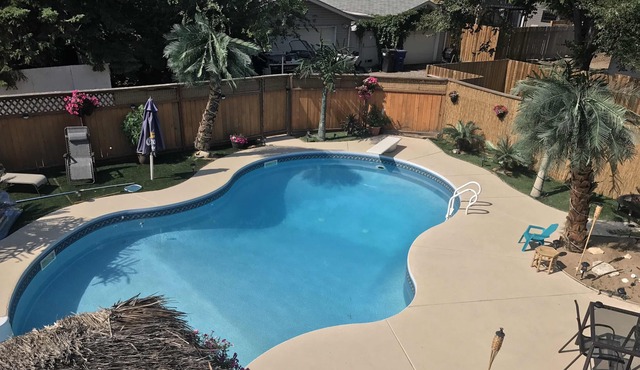 4 bedroom house 3. Bathrooms, tropical backyard, pool, hot tub, tiki bar