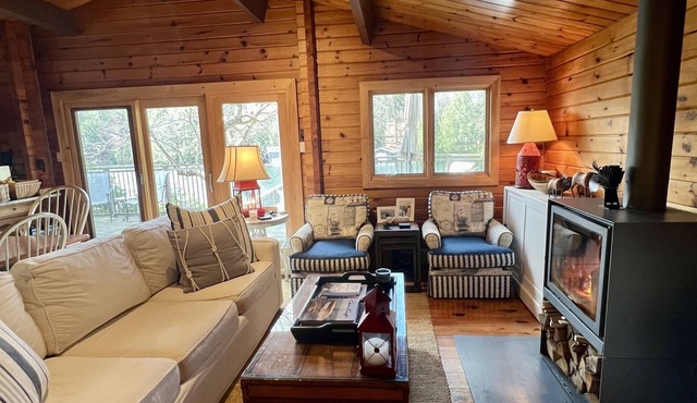 4 Bedroom Lake Joseph Muskoka cottage, lake life at its finest! in MacTier