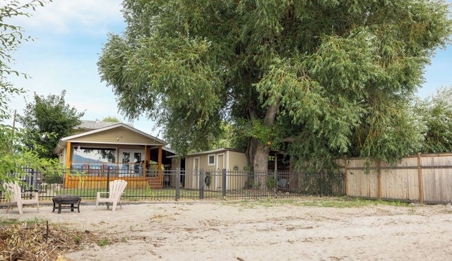 4 bedroom - Lakefront Home - Private Beach - Close to Town