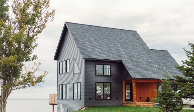 4 bedroom luxury waterfront cottage with hot tub