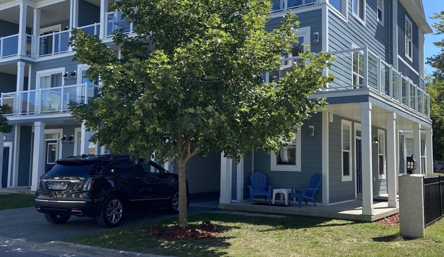 4 bedroom townhouse in Wasaga Beach, steps to sandy beach, high speed wifi, AC