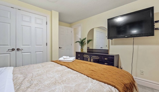 4 BEDROOMS/COLD KITCHEN/FULL WALK OUT ACCESS TO FISH-CREEK PARK/SLEEPS 14 PEOPLE