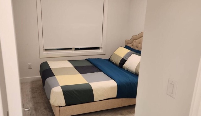 4 Bedrooms Home near Lake