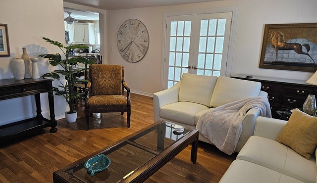 4 Minute drive to casino. Lake, park, marina, restaurants, stores 5 minute walk