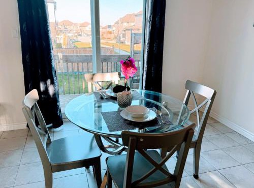 4BR 2 king 3 Queen 6 beds in total 3 GBPS Wi-Fi