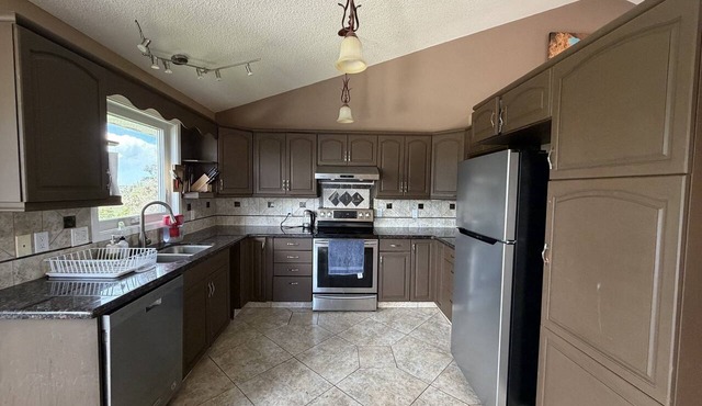 4BR Calgary Home | Ping Pong + Parking