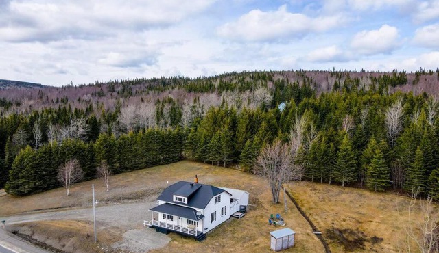4BR Chalet Near Massif du Sud HotTub & Fire Pit