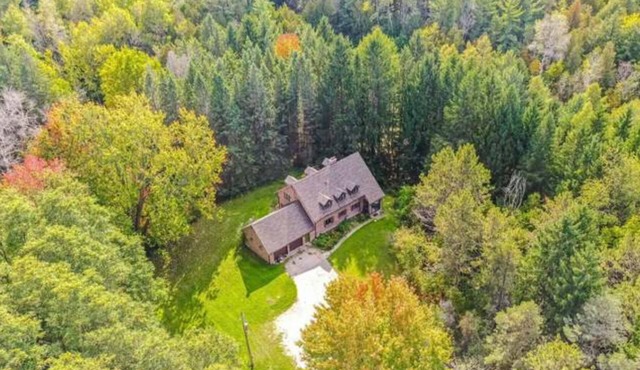 4BR Luxury cottage on 5 acres in King City W/hot tub, sauna, fire pit &pond.