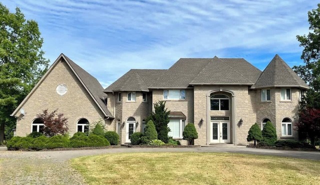 5 acre Luxury estate. 15 min from Niagara Falls