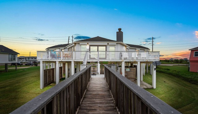 5 Bdr./3 bath Remodeled in 2020 West Galveston Beachfront house. Sleeps 14. in Galveston