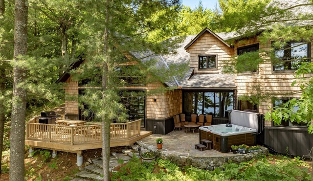 5 bed 5 bath cottage on Lake Rosseau includes Boathouse w/living quarters