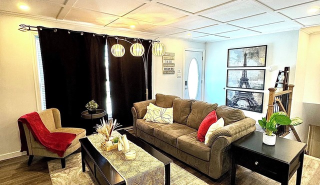 5 bedroom getaway close to big shopping giants