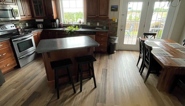 5 Bedroom unit with heated Hot tub and pool (May 21 to Sept 30)