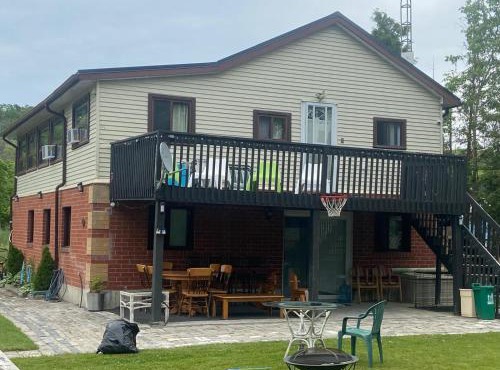 5 Bedrooms Cottage at Rice Lake!