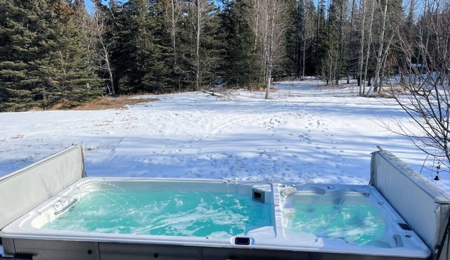 5-Br Tranquil Retreat | HEATED Pool & Hot Tub | 12-Mins to Jasper National Park
