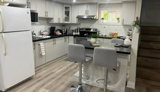 5 Km to Toronto Pearson Airport , Sleeps 4-6