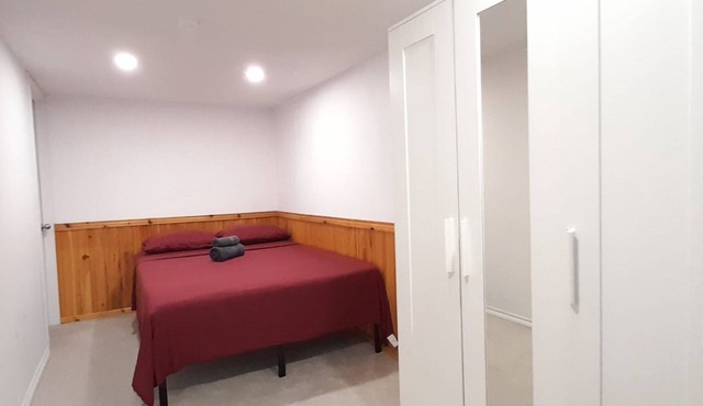 5 Min Walk to Algonquin College - Private Rooms - Female Students Only