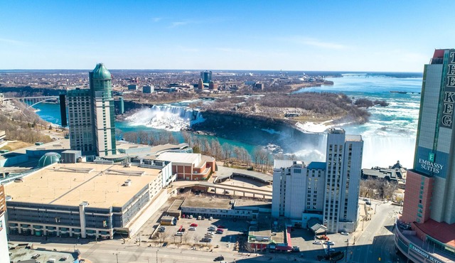 5 min walk to the falls Canada 20 Guest unit! Modern,