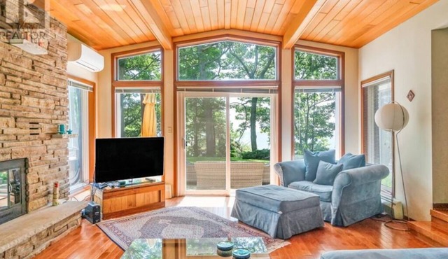 5 Minute to Whiskey Run Golf Course! Waterfront property- Hot tub + Sauna!