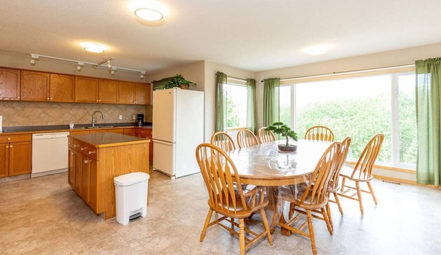 5 minutes from Waterton - sleeps 10 - WCV Unit A