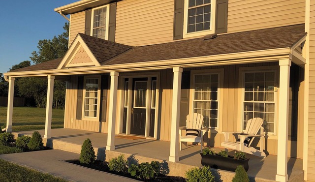 5 minutes to Picton downtown w/beach pass! PEC apartment with backyard space
