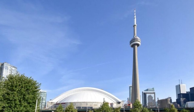 5 minutes walking to CN Tower! Luxury 2 bed+2 bath condo Downtown Toronto