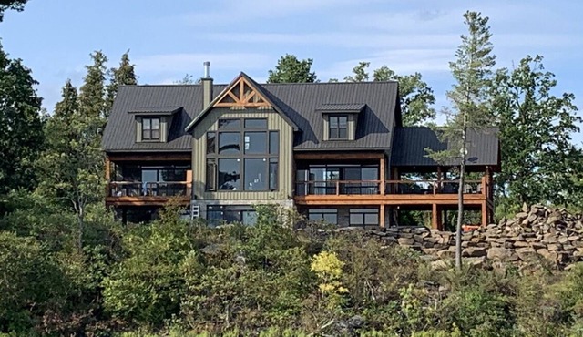 5000 sq ft luxury vacation home with 6 bedrooms 7 bathroom.