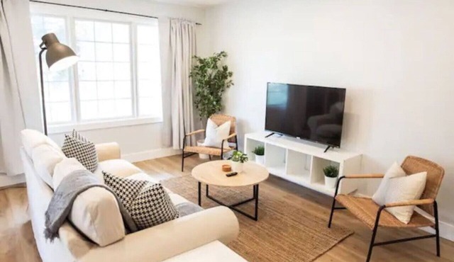 5Bd/2Ba Luxe Family Home - WIFI, Parking