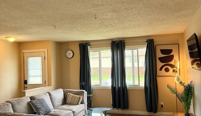 5BR | Sleeps 14 | 10mins stadium | Londonderry mall