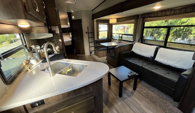 5th Wheel Glamping by the Ocean